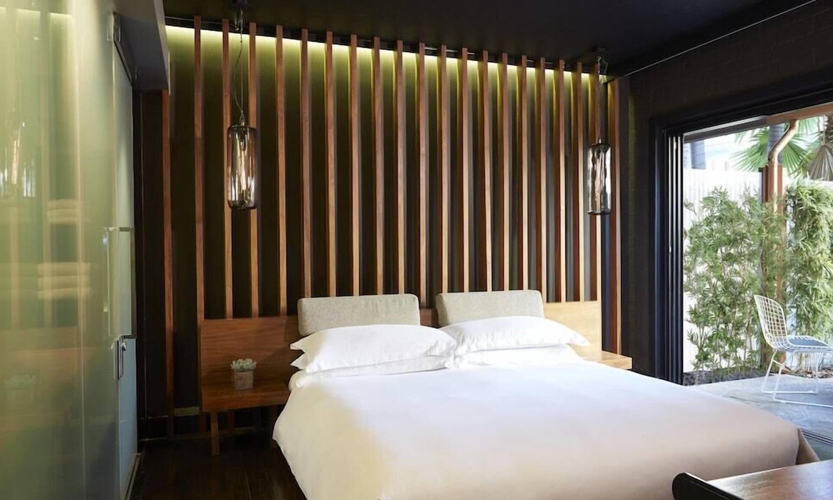 Hollywood Hotel | 1-Bedroom Suite at a 4⭐️ Hotel