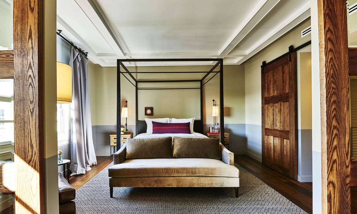 Hollywood Hotel | 1-Bedroom Suite at a 4⭐️ Hotel
