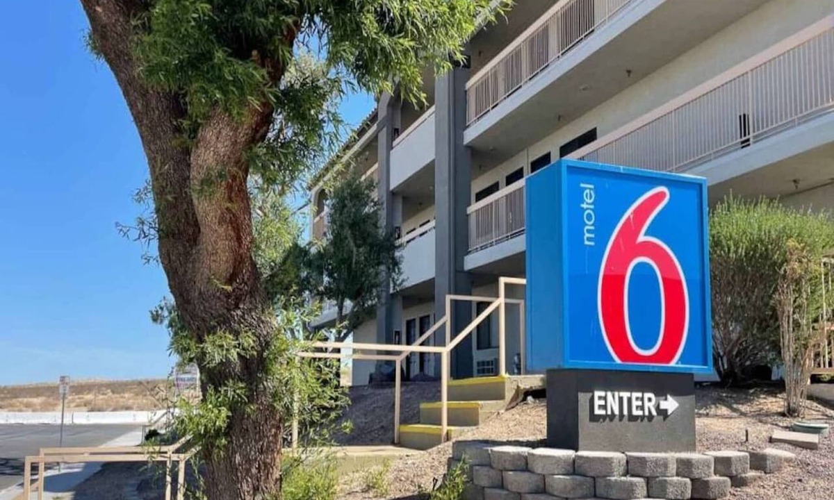 Barstow Apartment | 1 King Bed|Non-Smoking,Micfridge