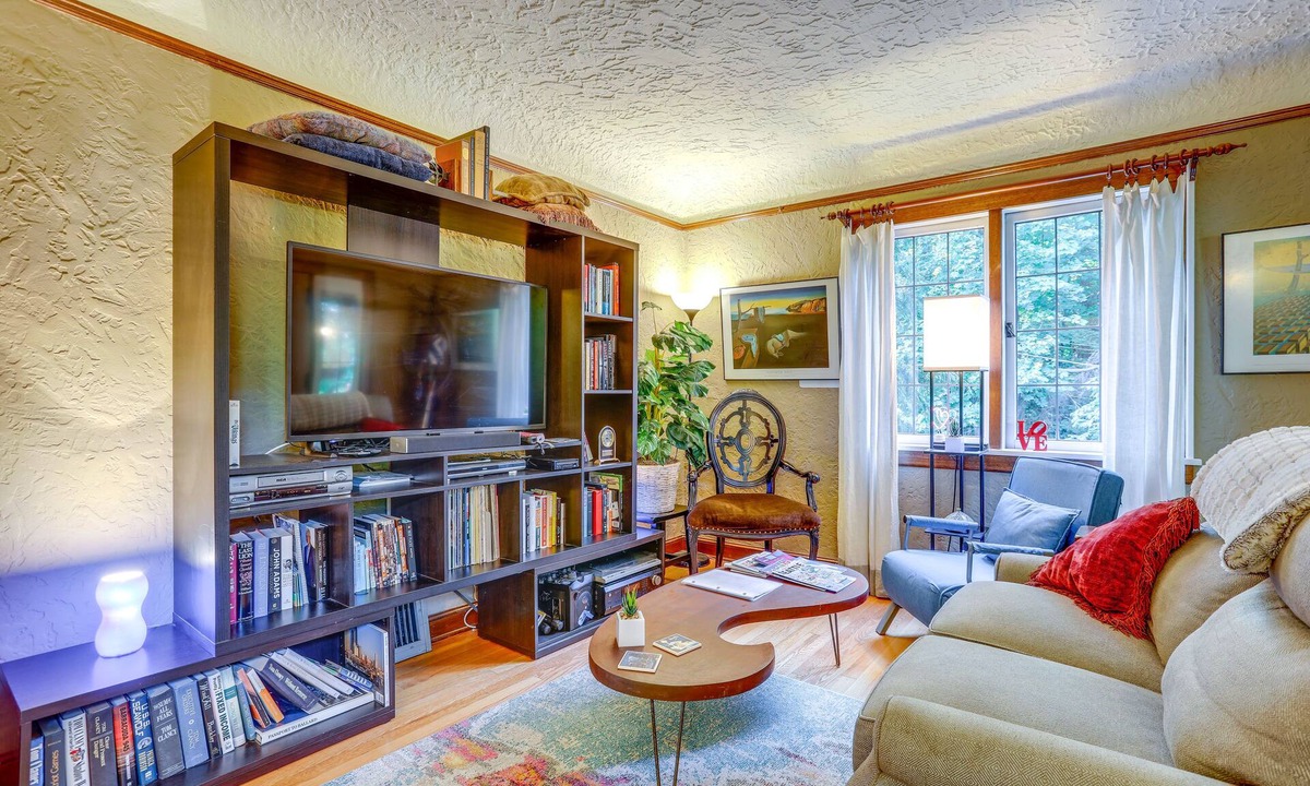 North Beach/Blue Ridge Cottage | 1 Mi to Park & Waterfront! Seattle Home w/Balcony