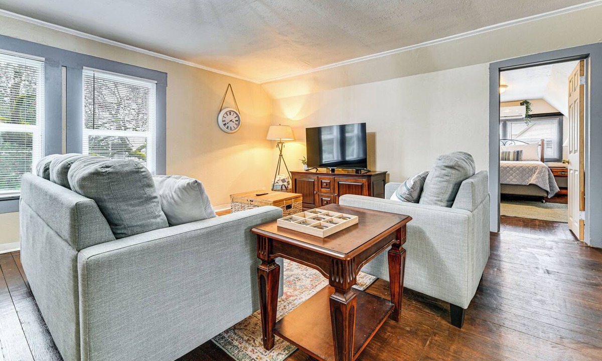 Grants Pass Apartment | 1 Mi to Rogue River: Walkable Grants Pass Retreat