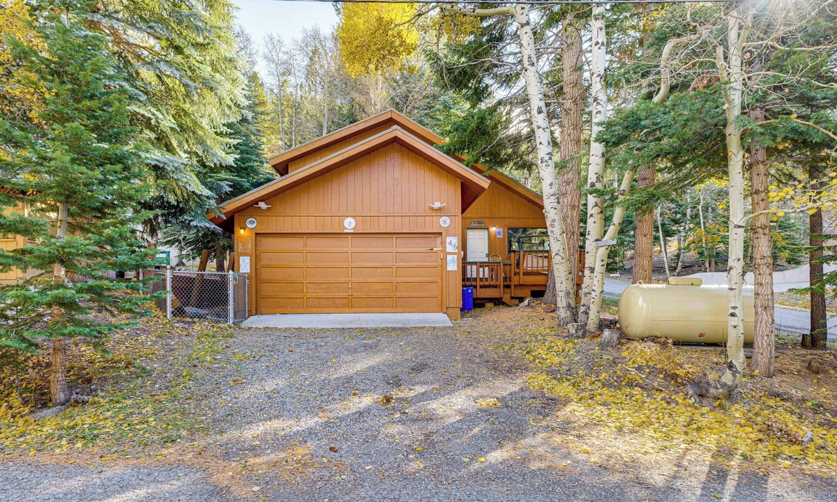June Lake Cottage | 1 Mi to Skiing! Cabin Hideaway on June Lake Loop