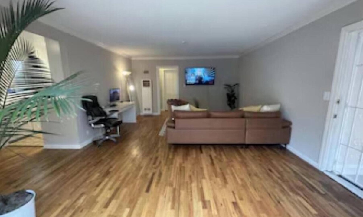 Downtown Apartment | 1 spacious Cozy Room right by the Santa Monica Pier.