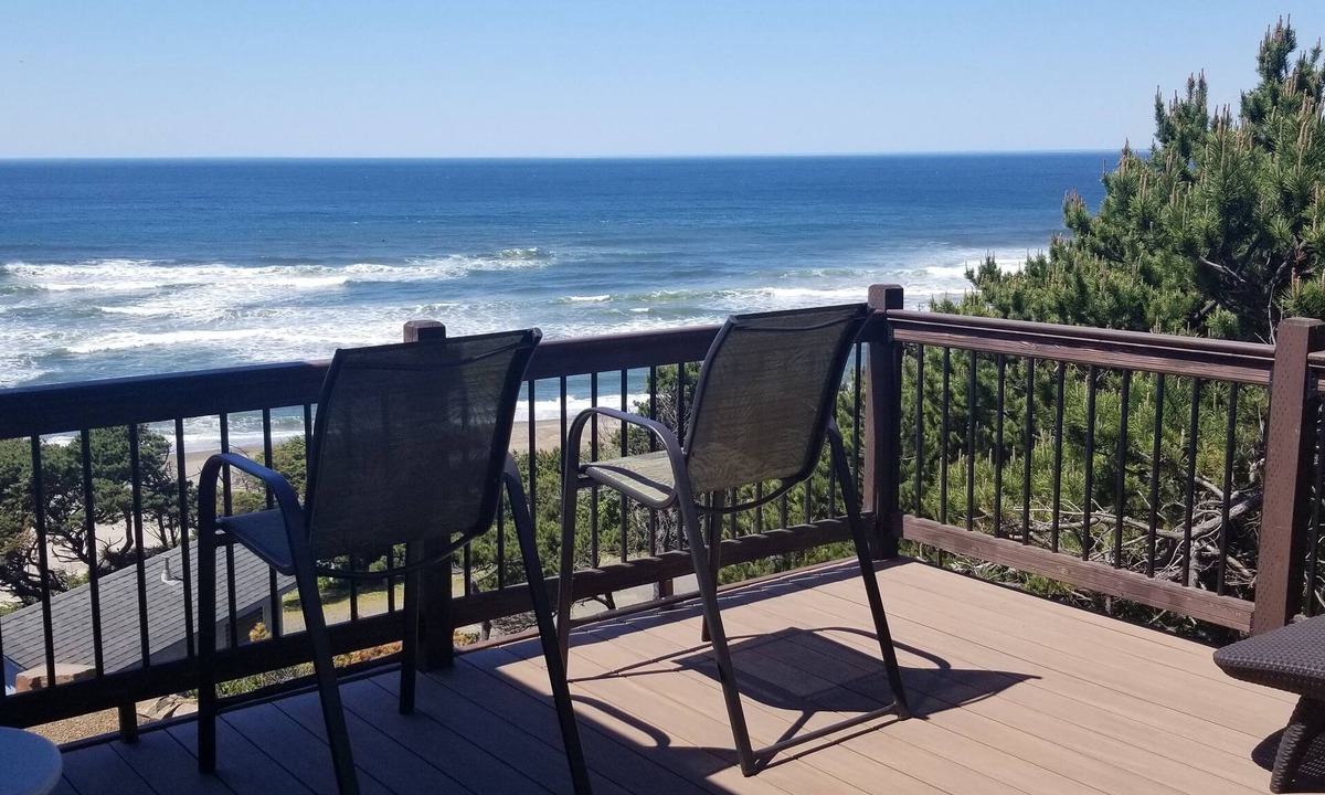 Lincoln Beach House | 180 degree ocean beach view. Depoe Bay Lincoln beach area. quick walk to beach