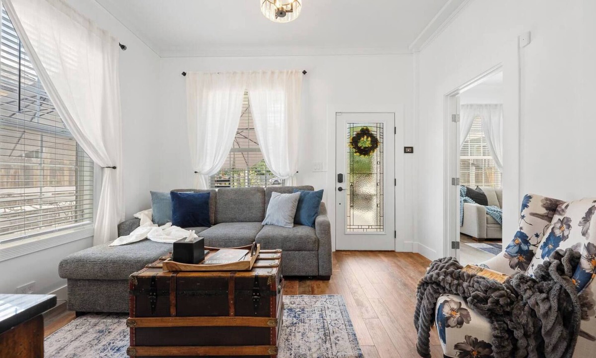 Downtown Reno House | - 1914 Historic Cottage - Remodeled - Electric Fireplace, Gas Firepit, and BBQ - Fenced Property - Chef's Kitchen - Electric Vehicle Charging Station