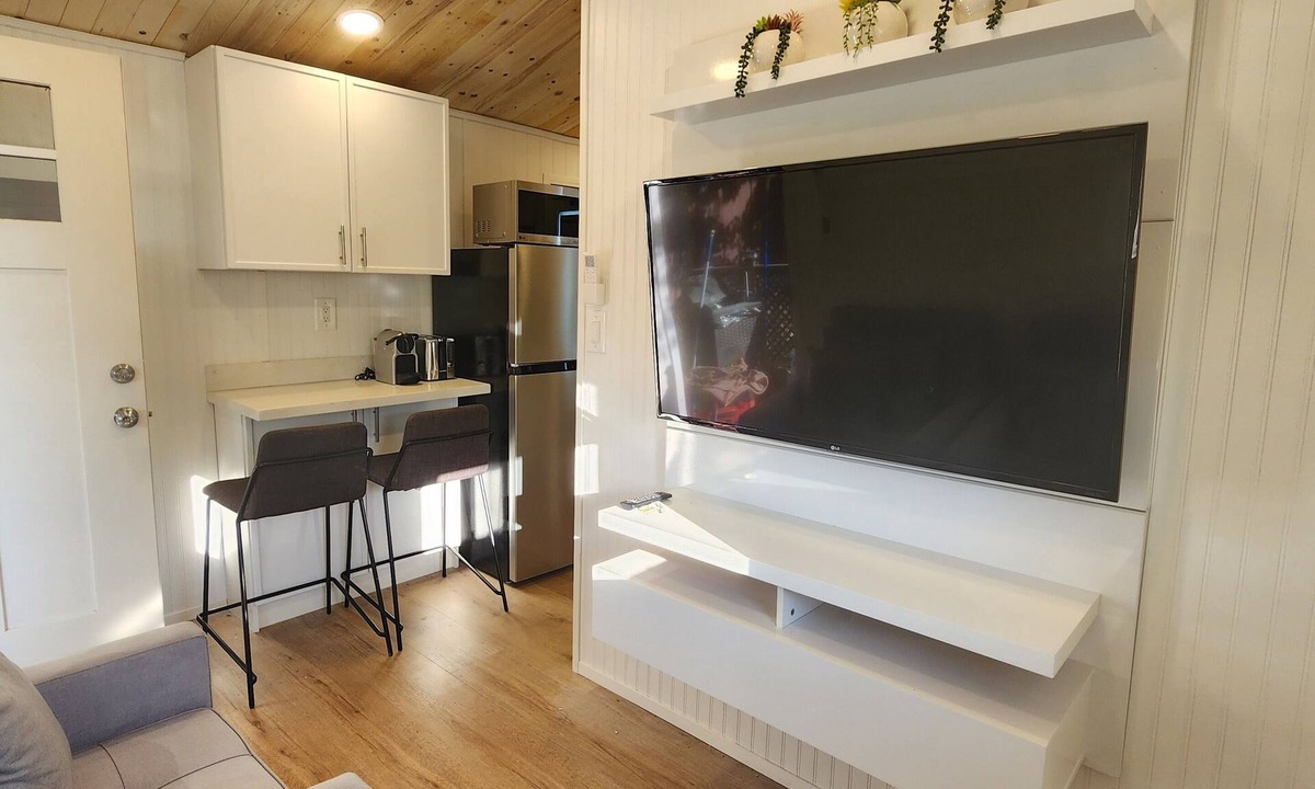 Woodland Hills Cottage | 1BD/1BA Private Tiny House with Kitchenette & W/D