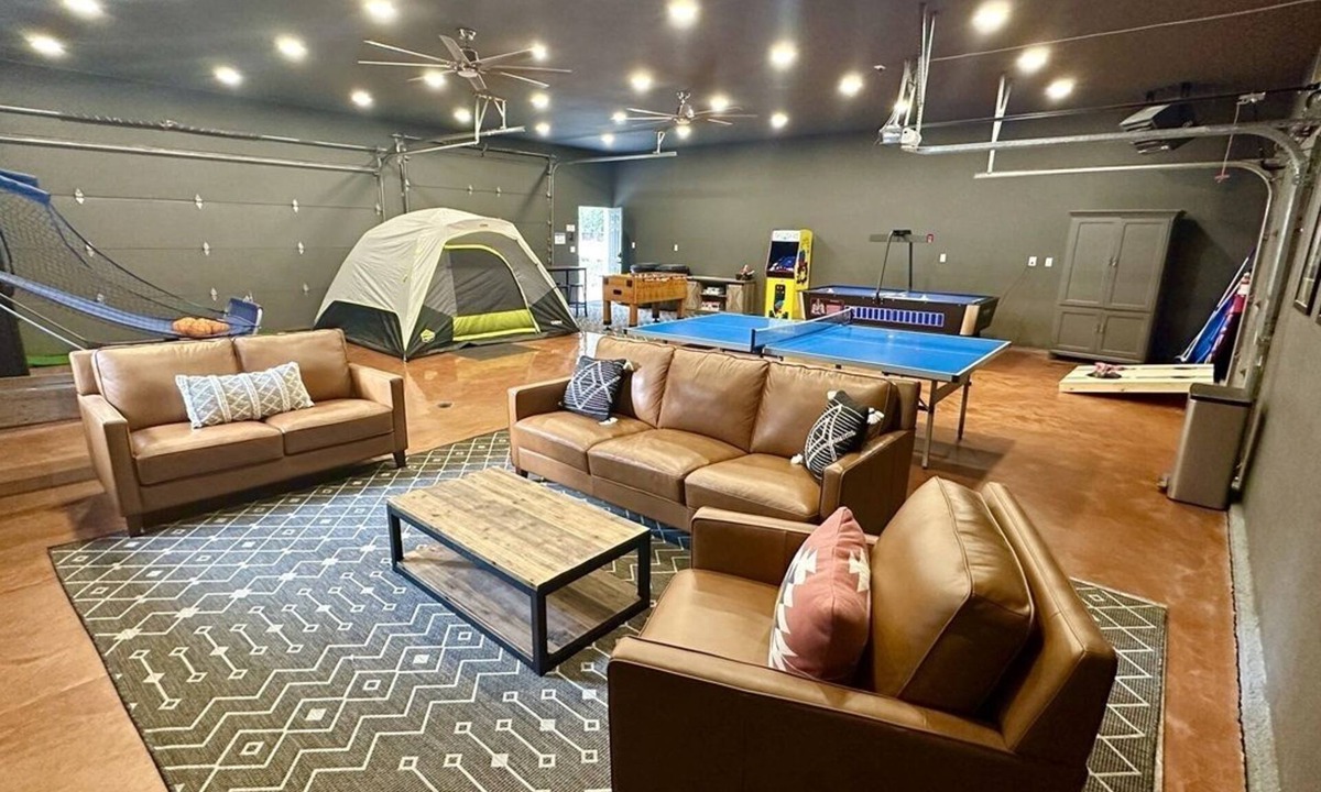 Ronald House | 1PM Check-In+Pool Access | Affordable, Family Friendly+PetsOK | Lake Nearby