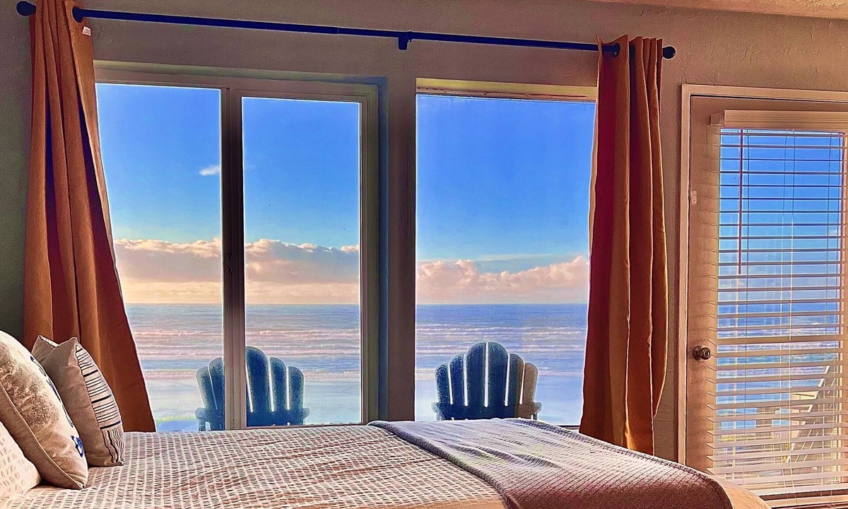Newport Condo | 1st floor Oceanfront studio with king bed, AC & hot tub