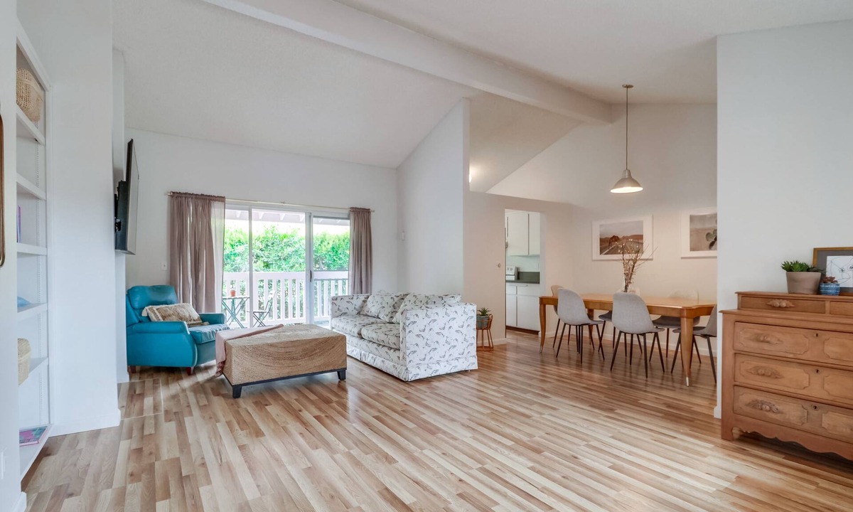 Olde Solana Beach Condo | 2 Bed 2 bath walk to beach and fiber internet 1500 sq ft
