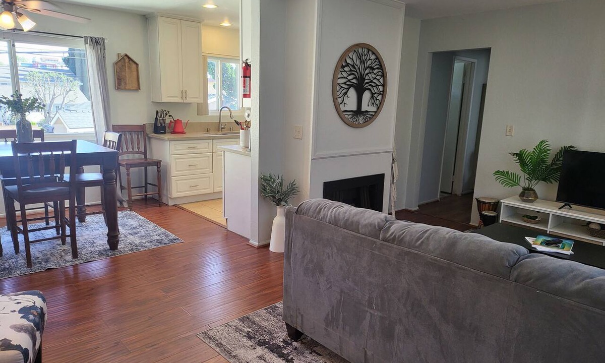 Circle Area Condo | 2-bedroom Condo with WiFi less than 10 min from Beach, CSLB, Convention Center