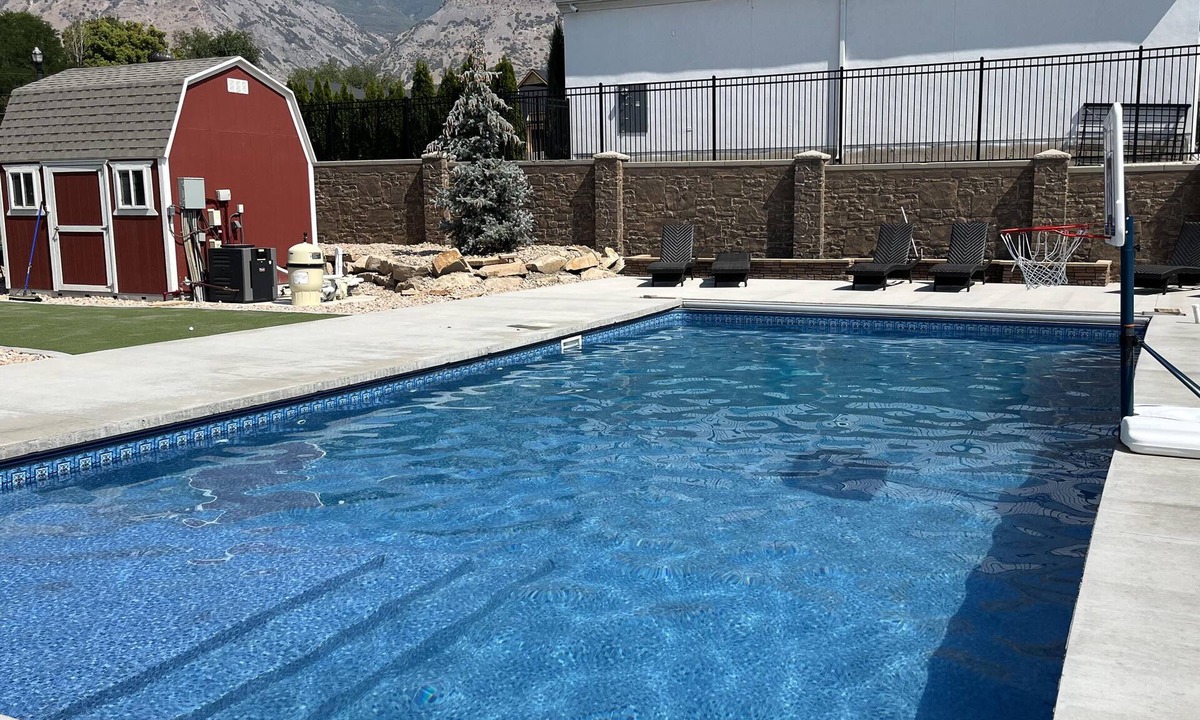 Lindon Apartment | 2 Bedrooms, Sleeps 6, Pool, Hot tub, putting green, XBox room