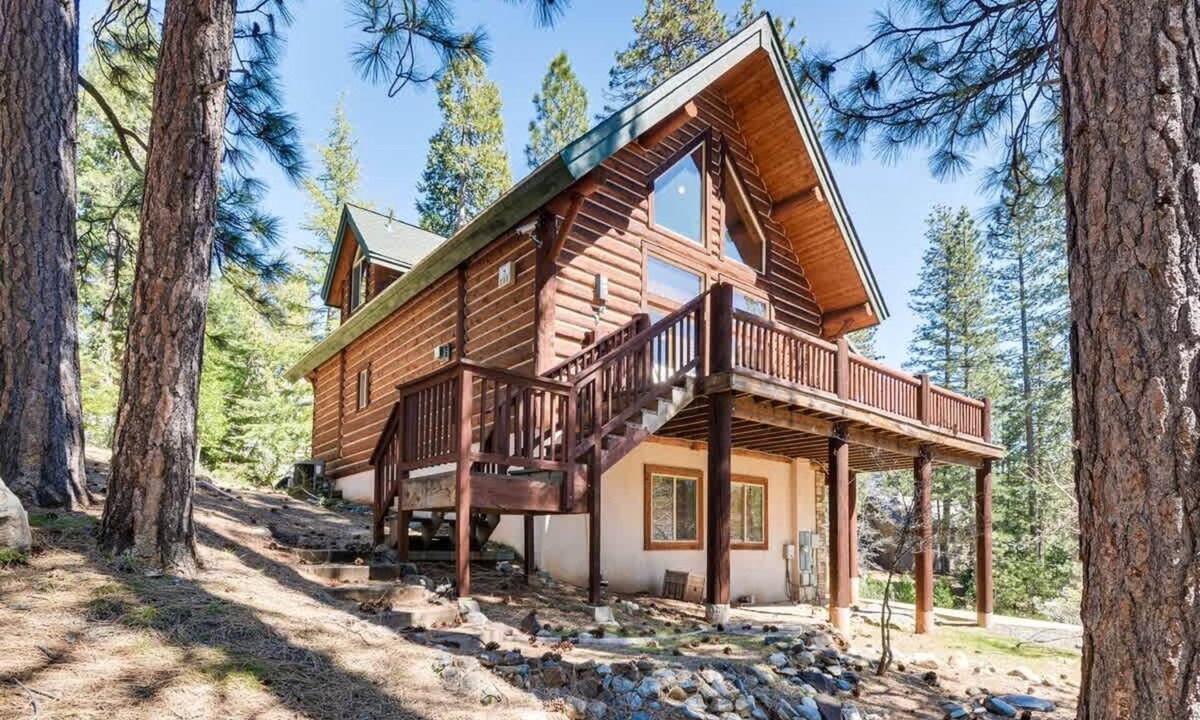 Arnold House | 2 Cabins! Sleeps 17, Ping Pong, Gas Fire Pit & BBQ