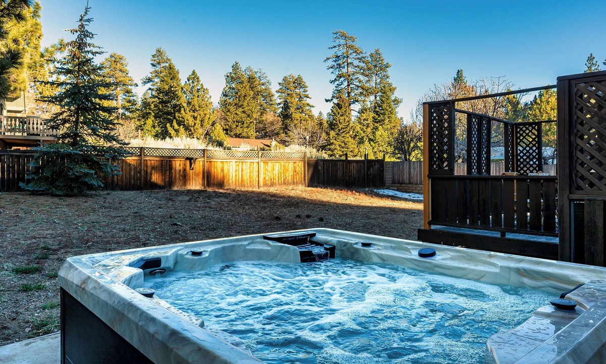 Big Bear Lake Ski Chalet | 2 Fireplaces, Spa, pizza oven, Golf, Hiking