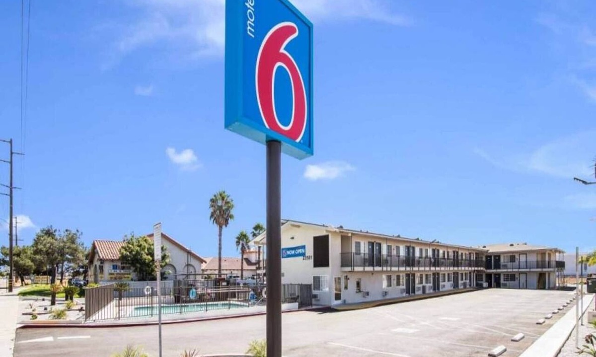 Moreno Valley Apartment | 2 Full Beds | Smoking, Micfridge