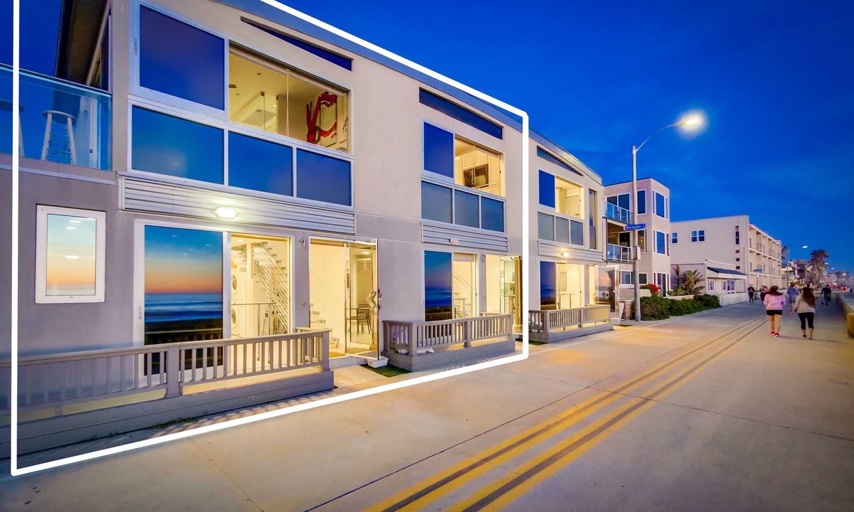 Mission Beach House | 2 Levels of Ocean Front * AC * Exclusive Balcony