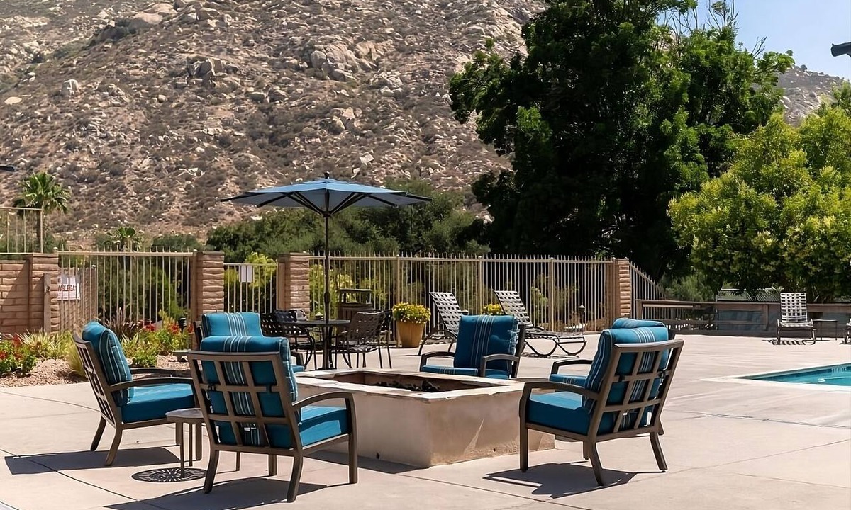 San Diego Country Estates Hotel | 2 Units | Full Kitchens | Free Parking | Pool | Balcony | Ramona area