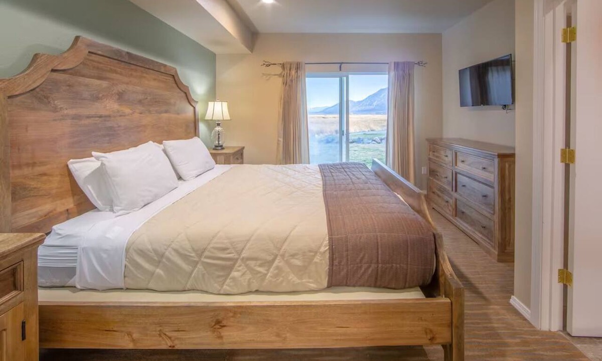 Genoa Hotel | 2 Units with 2 Queen Beds | Modern Stay w/Historic & Therapeutic Hot Springs