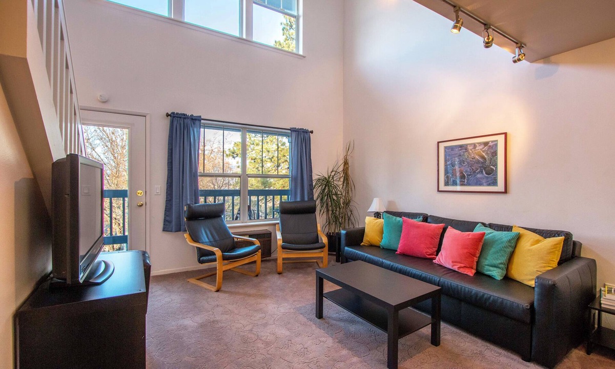 Hood River Condo | 27 Lodge - A Little Slice of Heaven! Updated, Steps to Downtown, Lodge Condo