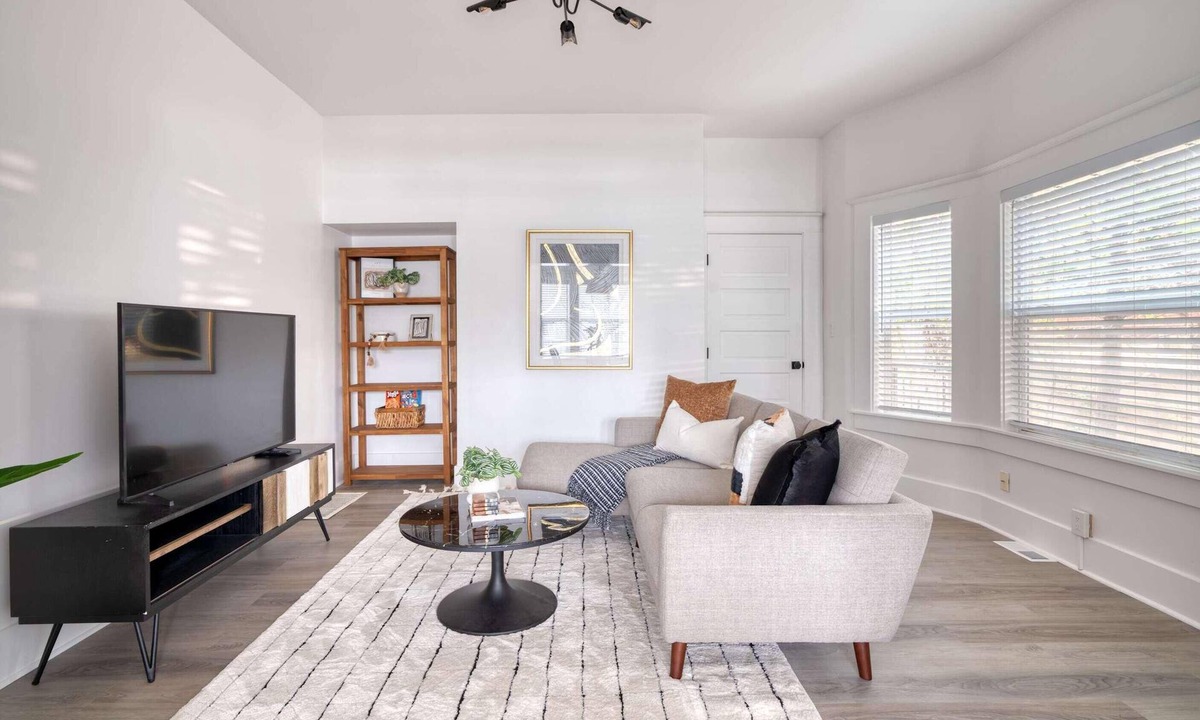 King House | 2BR/1BA Portland Soul Lounge Walkable Retreat