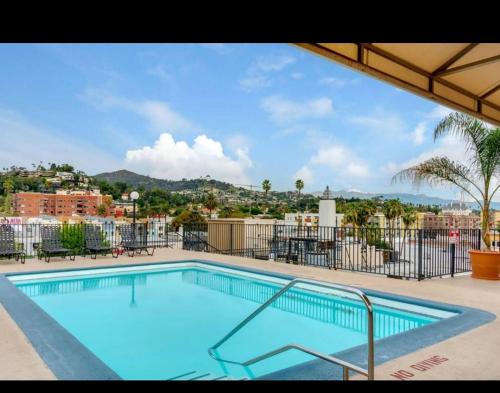 Hollywood Apartment | 2BR Hollywood Apt with Rooftop Pool & Stunning Views