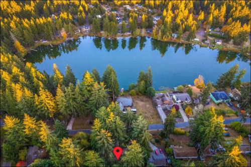 Lakebay House | 2BR Lakefront Cottage Fireplace Quiet Retreat