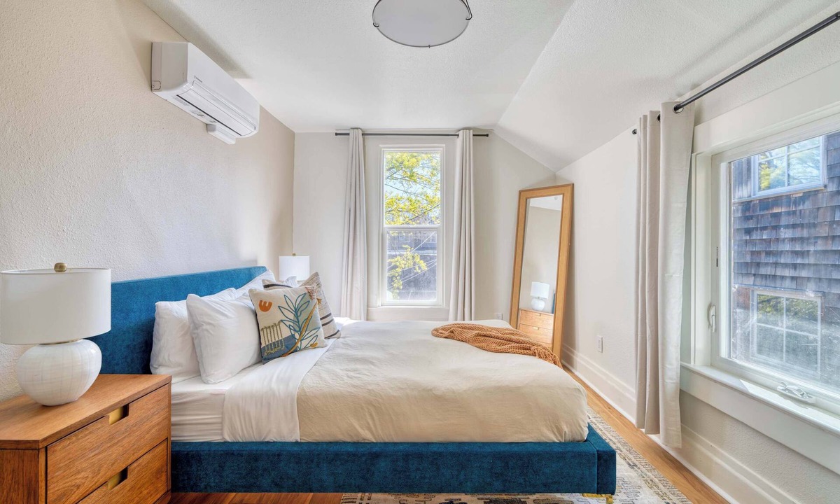 Uptown House | 2BR Top Floor near NW 23rd and Forest Park