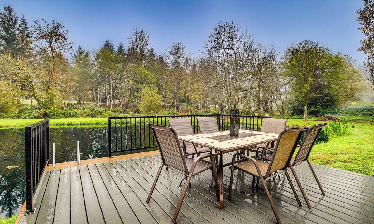Amboy House | 3 Acres! Spacious Waterfront Home in Amboy