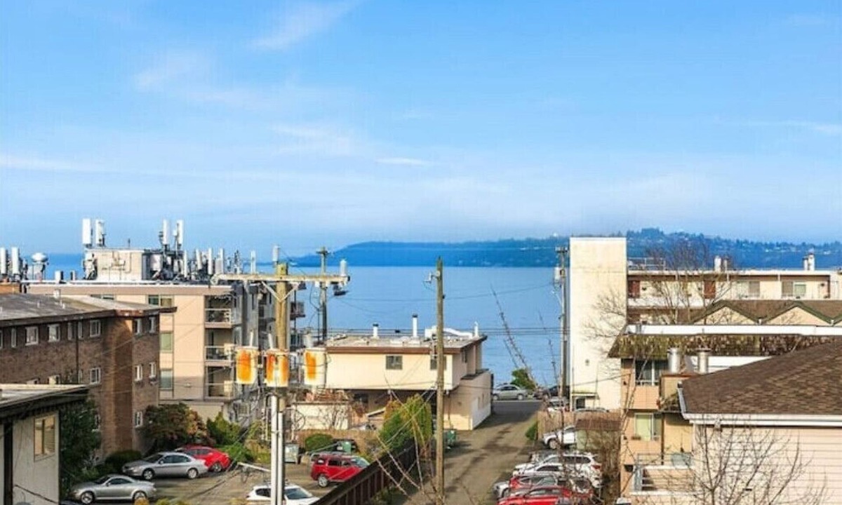 Alki House | 3-bedroom, free parking, close to everything!