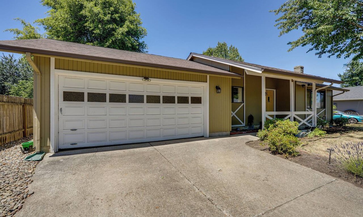 Western House | 3 Mi Dtwn! Eugene Family Retreat w/ Yard & Patio
