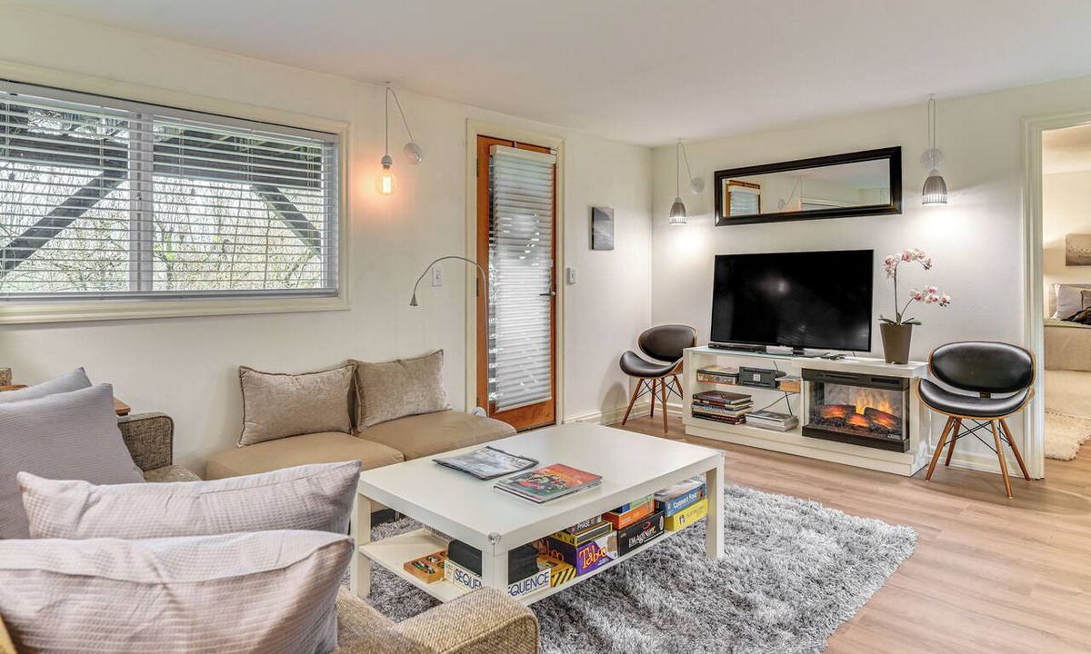 Lair Hill Apartment | 3 Mi to Downtown Portland: Lush Flat w/Fire Pit