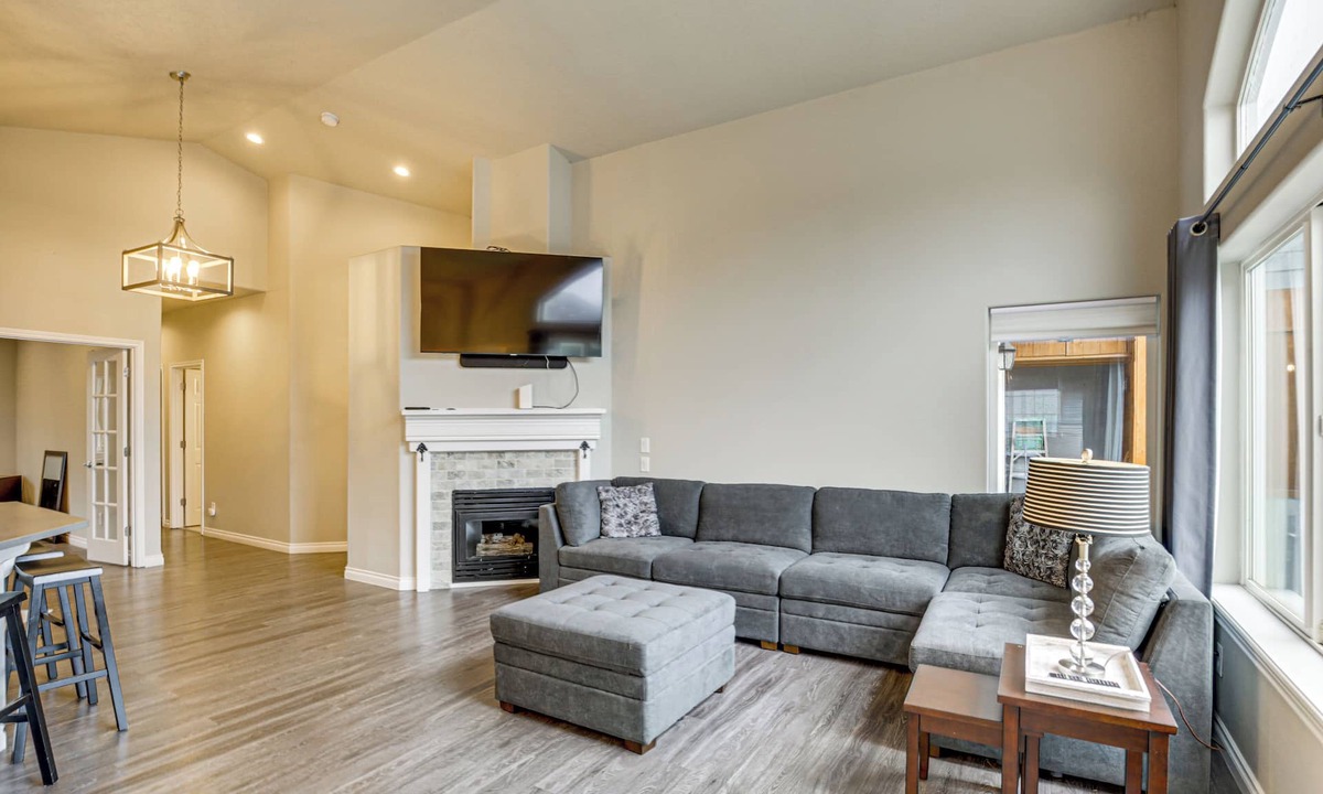 West Salem House | 3 Mi to Dtwn Salem: Cozy Gem w/Sunroom!