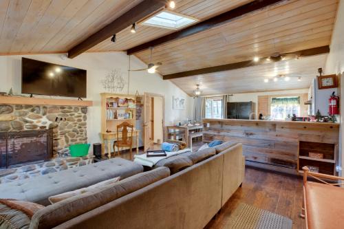 Lower Kingsbury House | 3 Mi to Heavenly Mountain Resort: Home w/Deck
