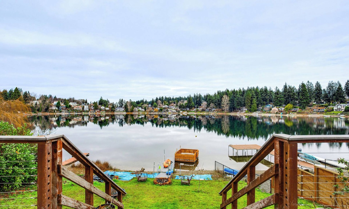 Lakewood Apartment | 3 Mi to Puget Sound: Lakefront Gem w/Patio!