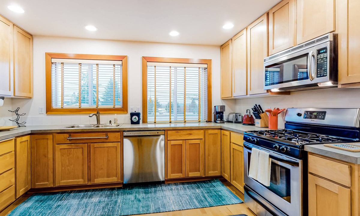 Genesee House | 3-story townhome with fireplace, private balcony, & washer/dryer