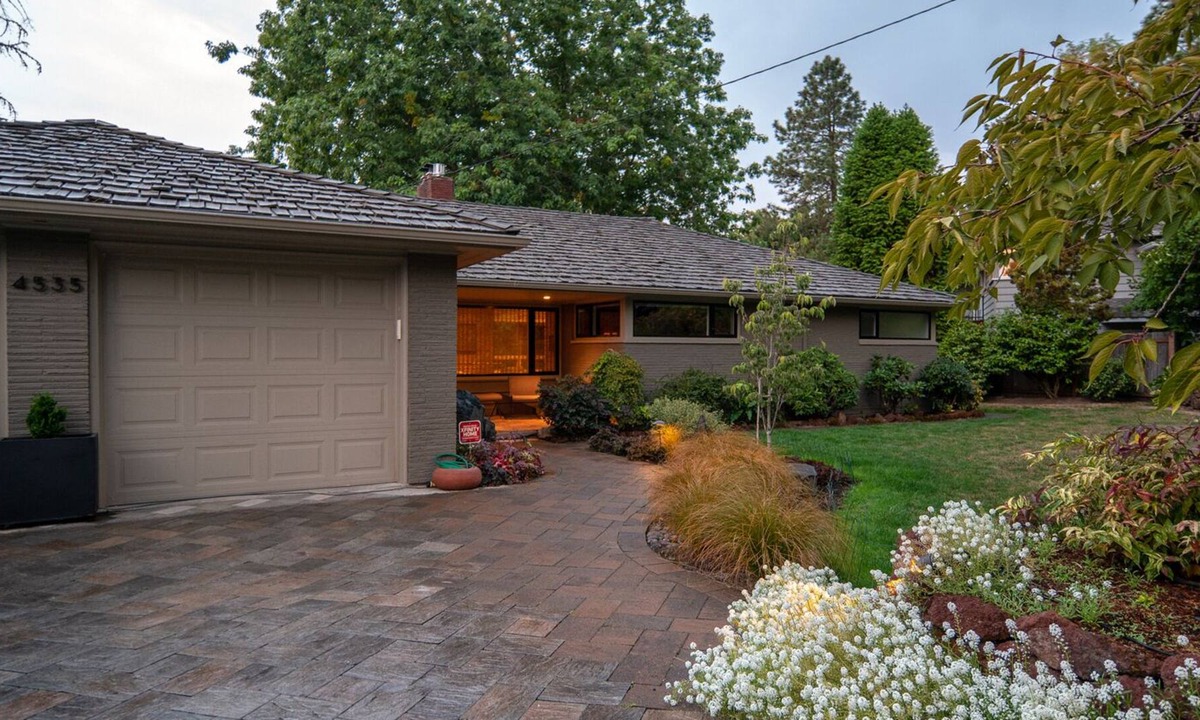 Portland House | 3 Week Autumn Minimum: 2+ bedroom, 2.5 bath, 2,536 sq ft home close to downtown
