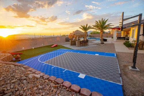 Foothills House | 3400 SqFt House W/40Ft Heated Pool/Spa- Strip View