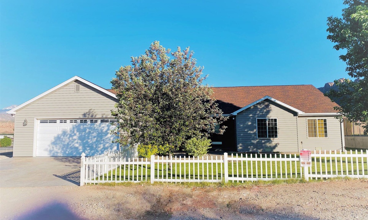 Moab South Valley House | 3BR, 2 bath Home-trailer parking-private hot tub-pool table-great for groups