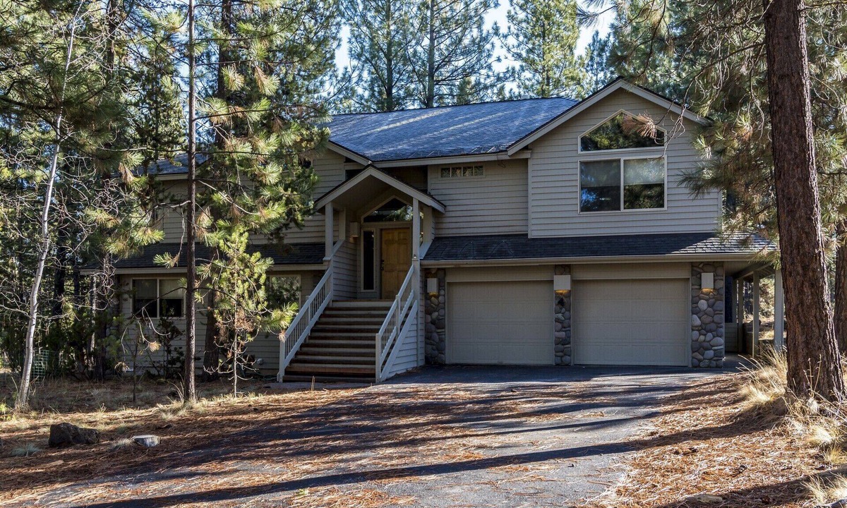 Deer Park House | 4 Bed 4 Bath 3 masters, 10 Shark Passes Included With Rental