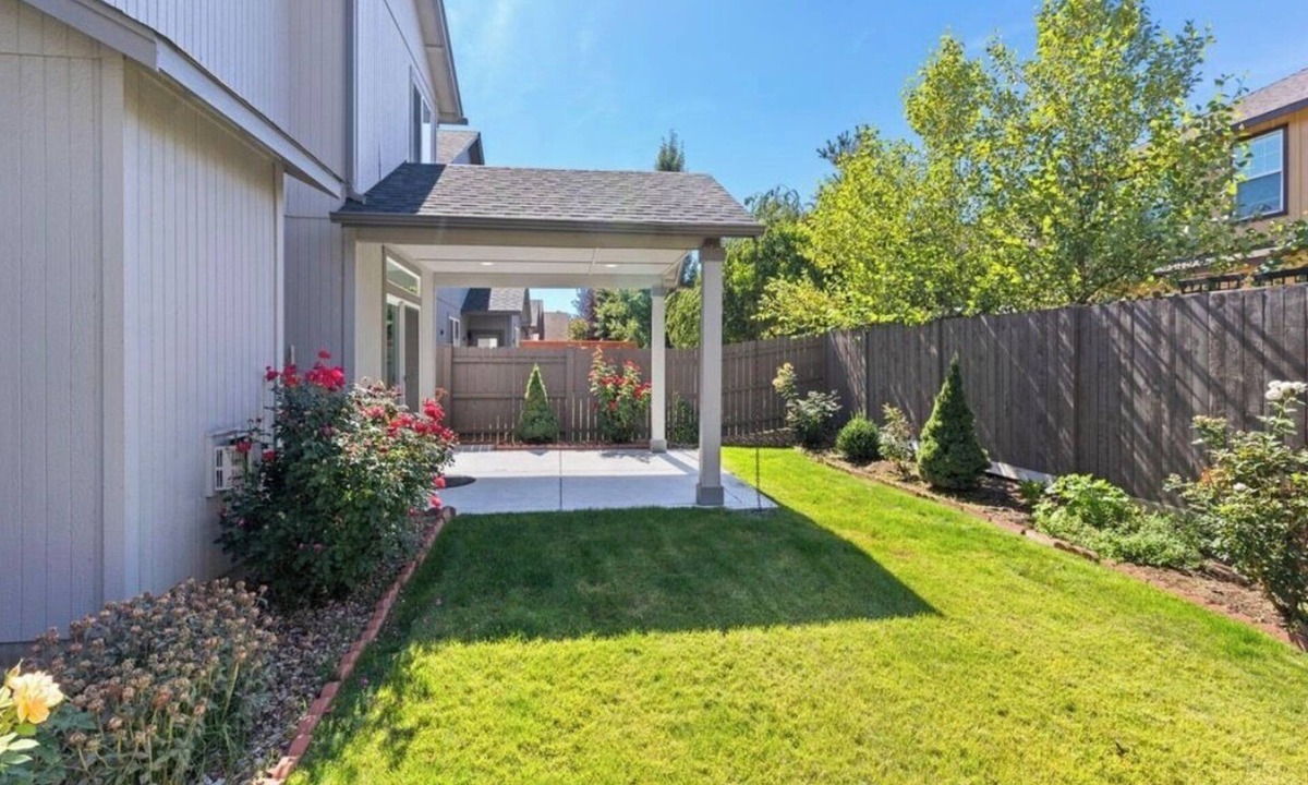 Larkspur House | 4-bedroom house in beautiful Bend with cool AC & king bed, 30 day minimum