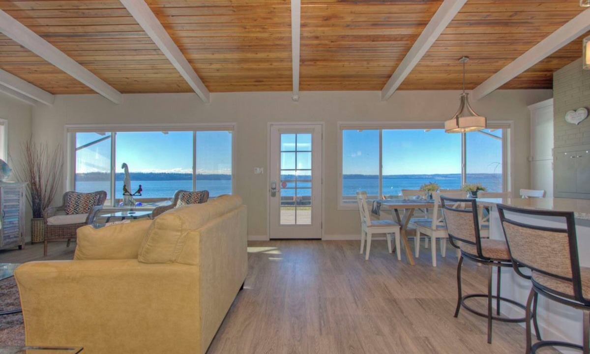 Stanwood House | 4-bedroom house near Stanwood Beach House retreat - right on the water!