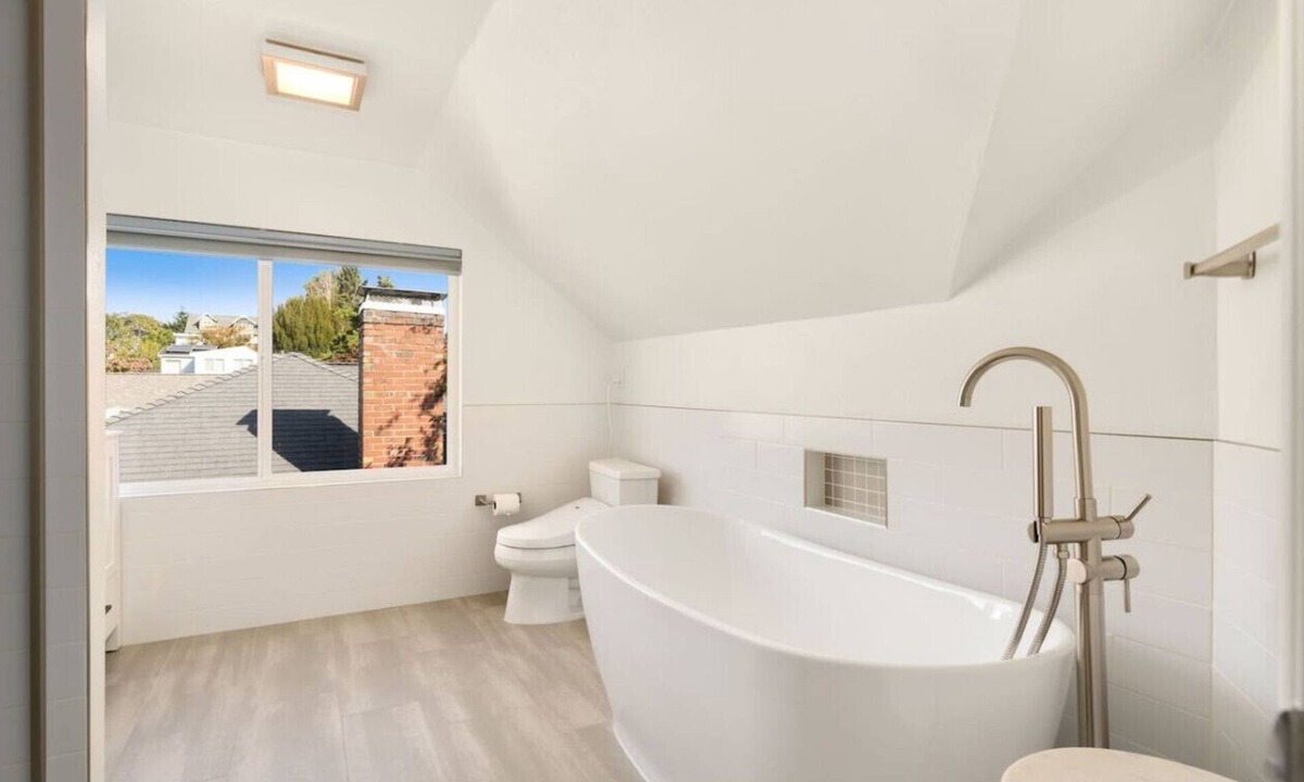 North Queen Anne House | 4 Bedroom Queen Anne Craftsmen