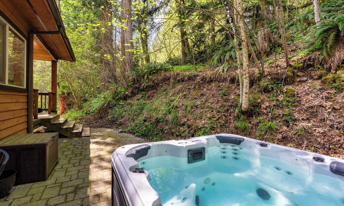 Zigzag Cabin | 4 King Beds + Hot Tub + Game Room Sleeps 12