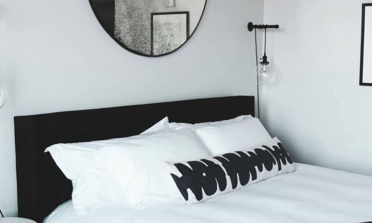 Astoria Hotel | 4 Luxe Trolley View King Room at Bowline Hotel, Pet-friendly