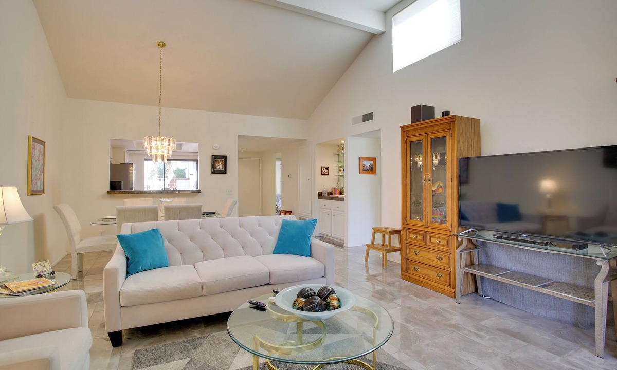Cathedral City Condo | 4 Mi to Dtwn Palm Springs: Condo w/Pool Access
