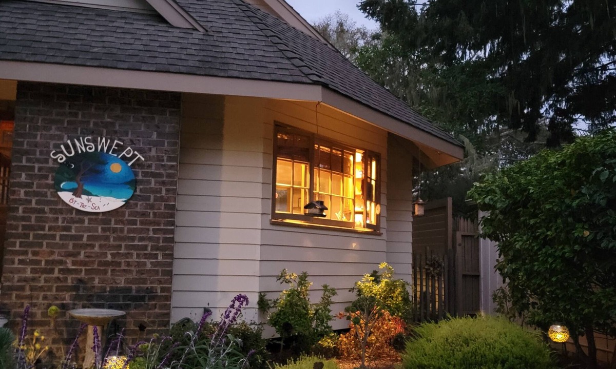Northwest Carmel House | 4 minute walk to the beach or town!