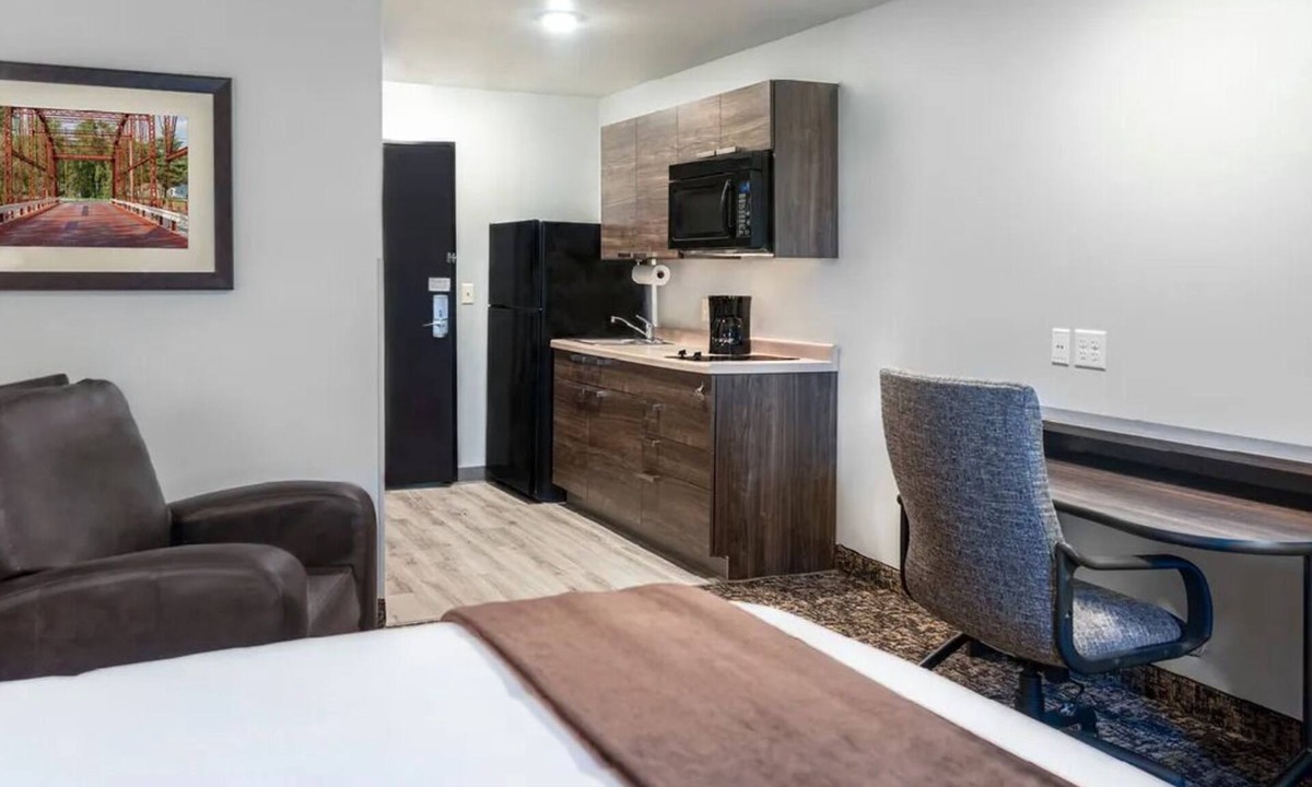 Redding Hotel | 4-Room Escape Steps from Turtle Bay Exploration Park