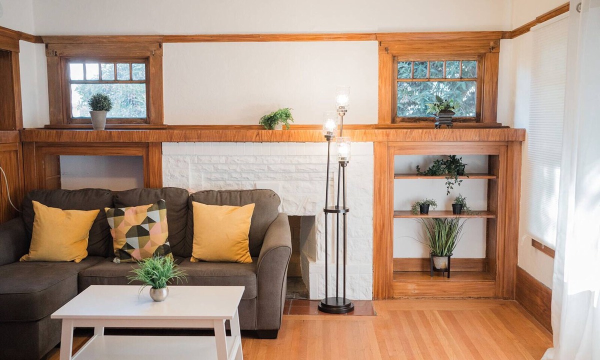 Mosswood Apartment | 425A- Upper 2B1B Unit Gated Parking near Bart & FW, shops and restaurants
