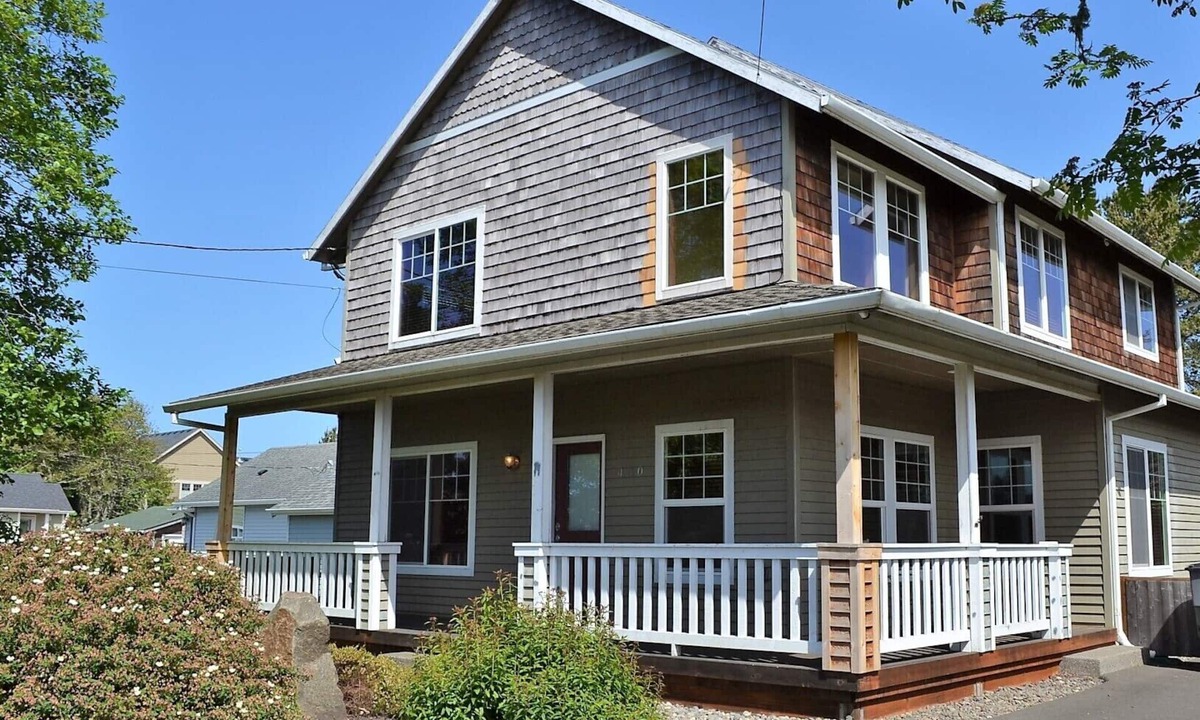 Seaside House | 4B/3.5 Newer Roomy Home, Cozy Fireplace, Close to Town/Beach/Convention Ctr