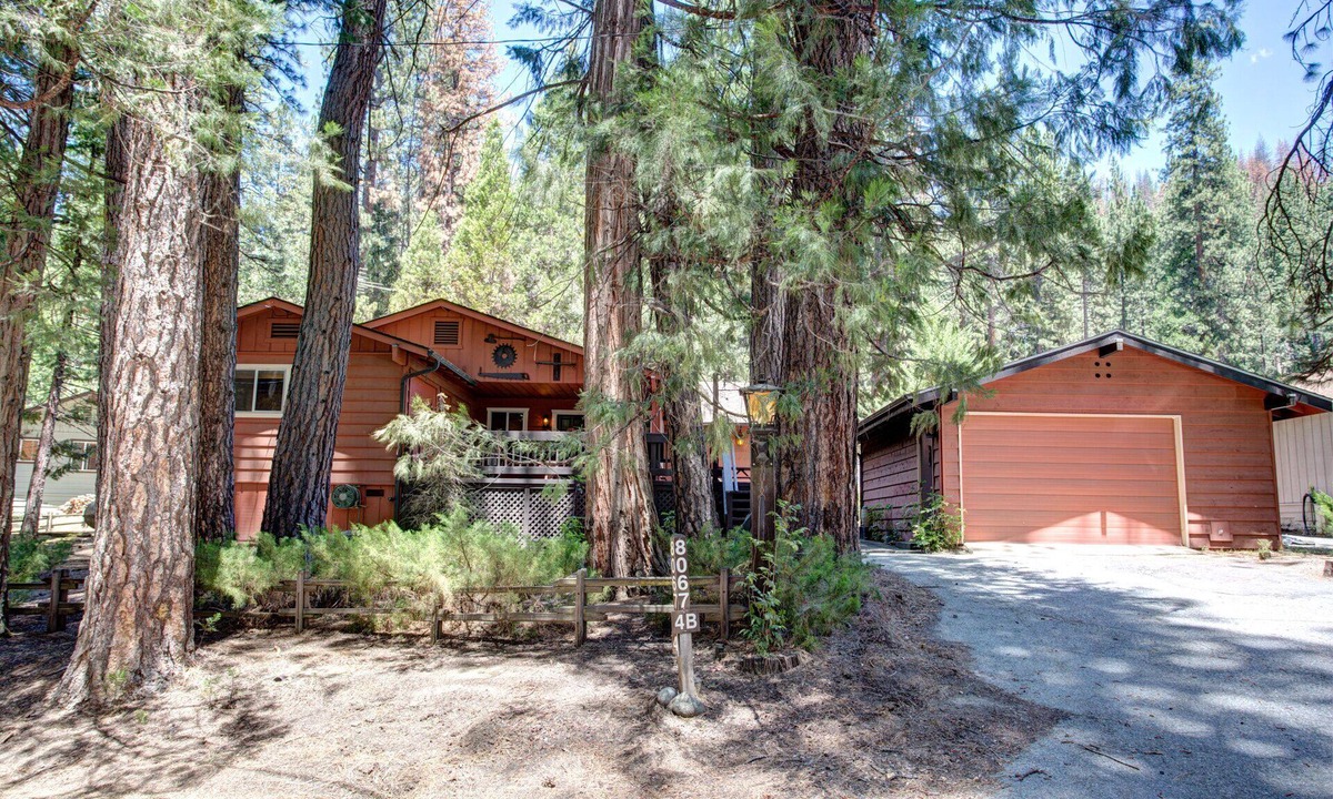 North Wawona Cabin | (4B) Mountain Memory at The Redwoods In Yosemite