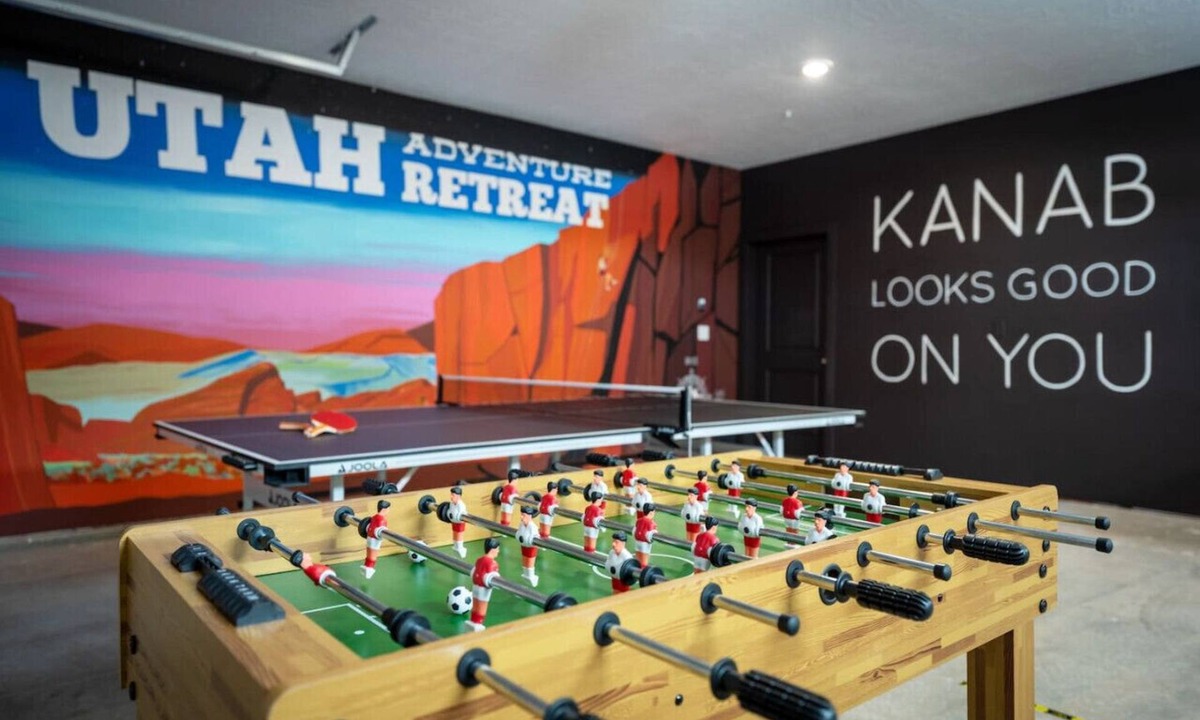 Kanab House | 4BR (3 King beds), Game Room, Views, Murals, Steps to Hiking
